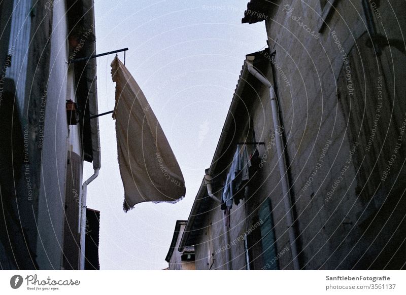 Wäsche im Wind Sommer Dämmerung Südfrankreich Menschenleer Außenaufnahme Waschtag trocknen hängen Straße Farbfoto Hinterhof Frische Häusliches Leben Tag Luft