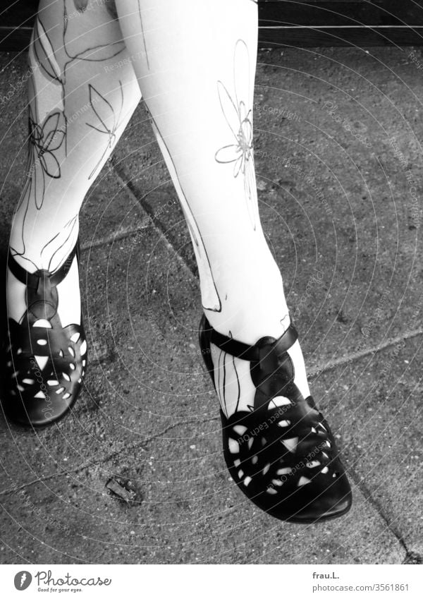 Schicke Schuhe – schöne Beine – schönes Fräulein – schicke Blumen Fuß Strümpfe Frau sitzen Blumenmuster Sandalen