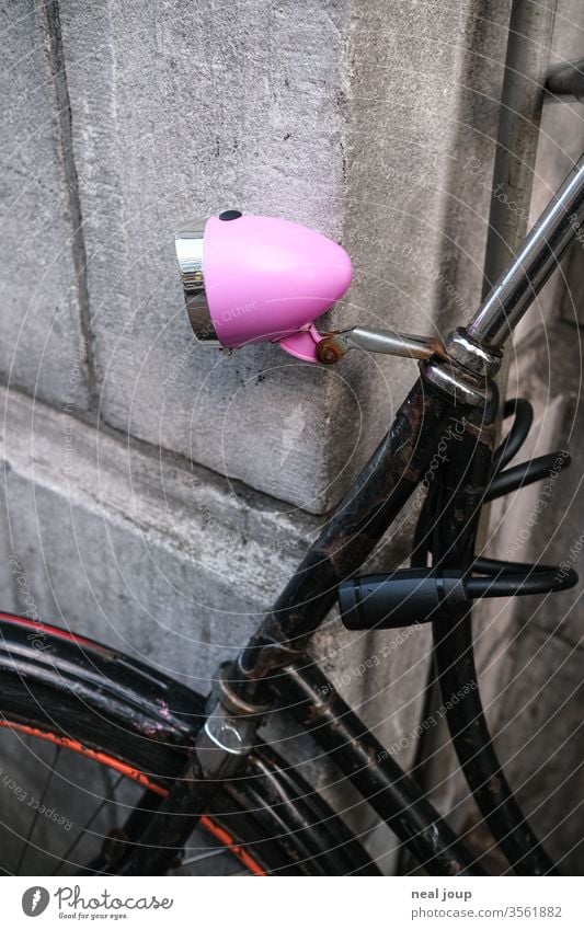 Schwarzes Hollandrad, Detail rosa Lampe Fahrrad Vintage Rosa Kontrast auffällig Parken warten Amsterdam Ecke erzählerisch alt auffallen Verkehr Verkehrsmittel