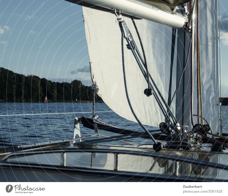 Segelboot, Mast, Großbaum und Fock, fährt auf dem Tegeler See in Berlin bei leichter Brise Boot Baumniederholer Selbstwendefock Laufendes Gut Segeln Himmel Wind