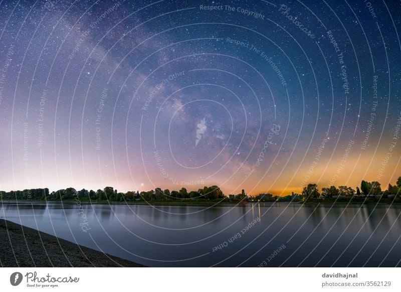 Das galaktische Zentrum vom Rheinufer bei Mannheim aus fotografiert. Fluss Wasser Ufer Lido Camping blau Wahrzeichen Stein Weltall Raum Strand Nacht Himmel