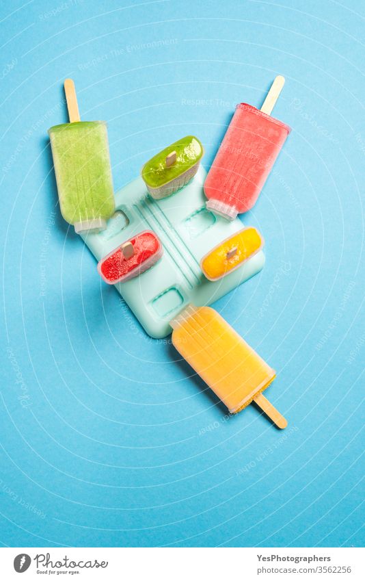 Eis am Stiel hausgemacht mit Früchten, Ansicht von oben Blauer Hintergrund farbenfroh lecker Dessert Entzug Diät Vielfalt flache Verlegung Geschmack