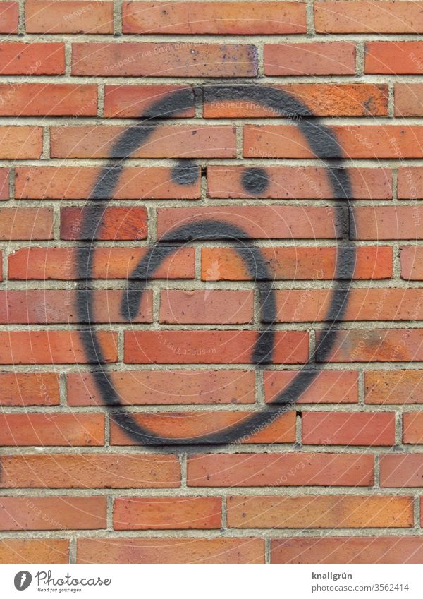 Trauriger Smiley Traurigkeit Graffiti Gefühle traurig gucken Stimmung Gesicht Wand Mauer Backsteine Linien Strukturen & Formen Muster Außenaufnahme Menschenleer