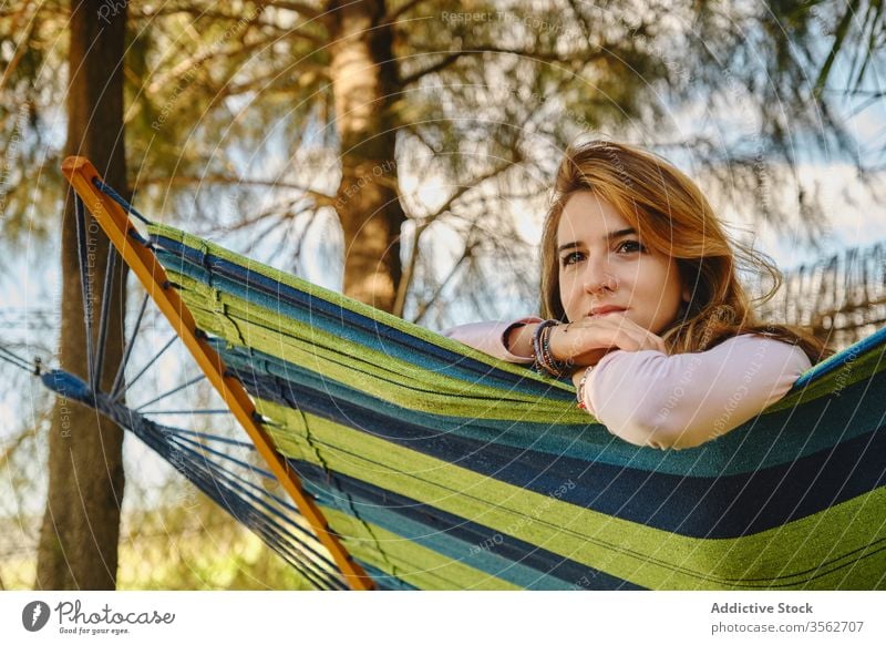 Entspannte Frau in Hängematte im Sonnenuntergang sich[Akk] entspannen Windstille Lügen Hof genießen Sommer Feiertag Urlaub Wochenende lässig Outfit Dame ruhen