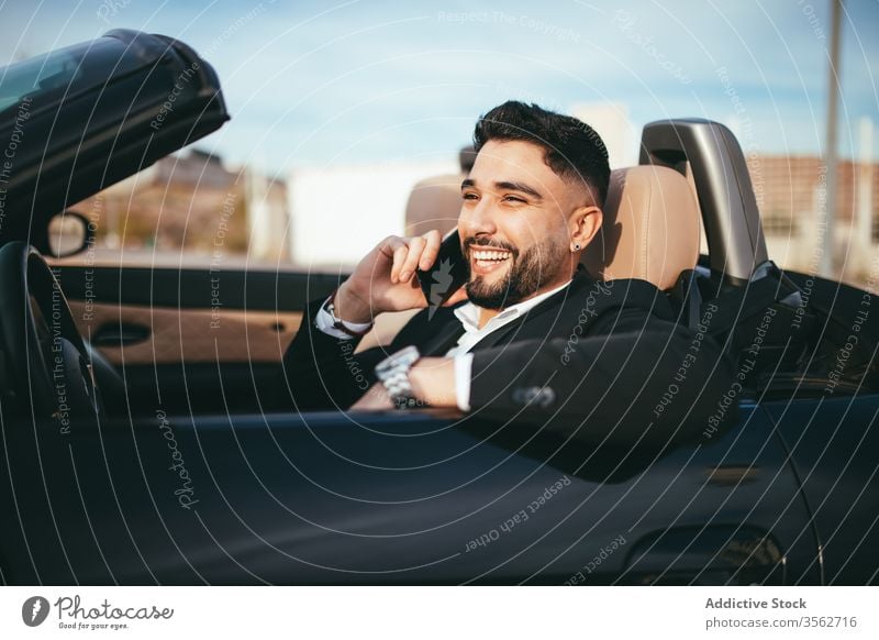 Attraktiver Geschäftsmann mit Cabriolet, der mit dem Handy telefoniert Automobil Person Menschen jung Fahrer PKW Verkehr Fahrzeug Business Laufwerk Mode Telefon