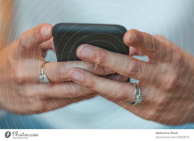 Erwachsene verheiratete Frau benutzt Smartphone benutzend Mobile Ring Schmuck Hand Braut Ehefrau lässig Nachricht Browsen lesen soziale Netzwerke Suche jung