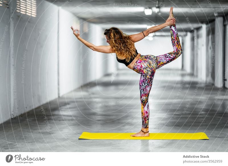 Erfahrene Frau, die fortgeschrittene Yoga-Asanas praktiziert üben Herr des Tanzes Pose Garage positionieren beweglich Natarajasana Herausforderung Gleichgewicht