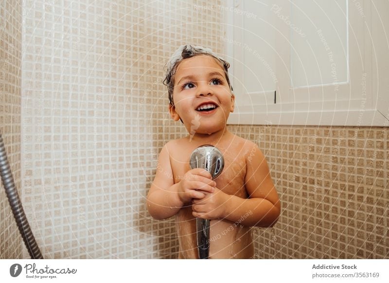 Süßer Junge singt zu Hause unter der Dusche singen Bad wenig schäumen Lächeln Kind niedlich Spaß haben heimwärts heiter Inhalt Freude positiv froh Glück Hygiene