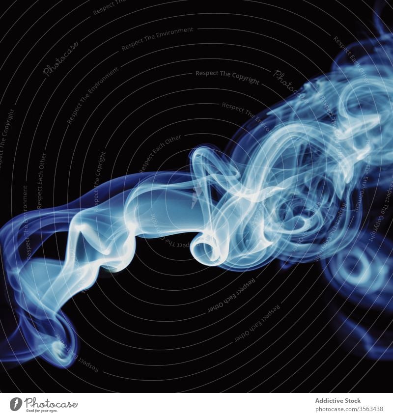 Abstrakter Hintergrund mit Flecken von blauem Weihrauchrauch farbenfroh Rauch Verwirbelung abstrakt Hauch Verdunstung Aroma Wittern Wirbel duftig Form Dunst