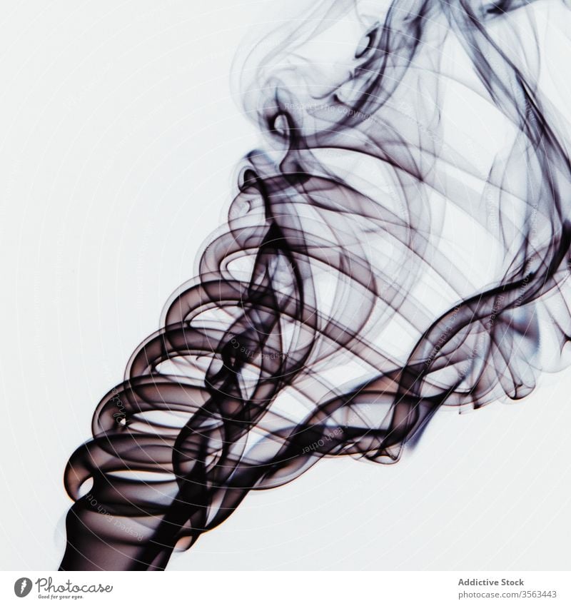 Abstrakter Hintergrund mit Flecken von schwarzem Weihrauchrauch farbenfroh Rauch Verwirbelung abstrakt Hauch Verdunstung Aroma Wittern Wirbel duftig Form Dunst