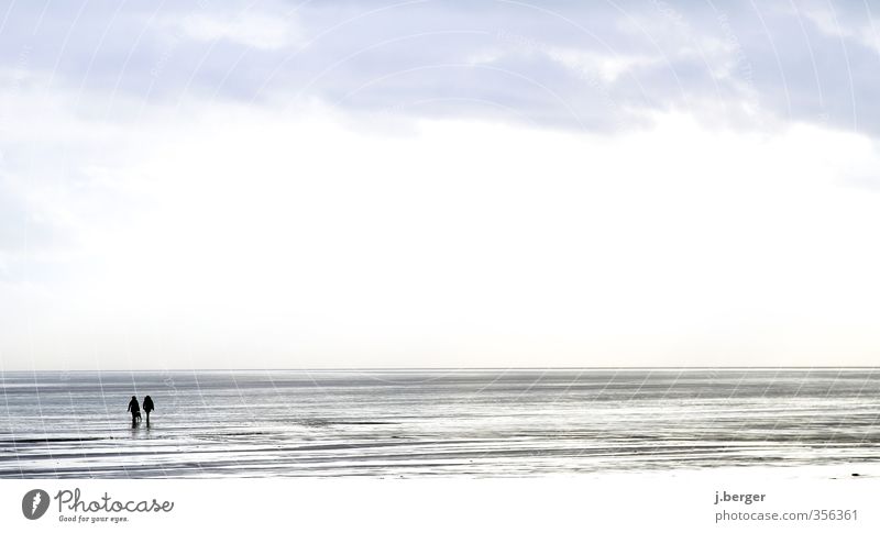 Wasser Marsch Mensch Paar 2 Natur Landschaft Urelemente Himmel Wolken Horizont Wellen Küste Strand Nordsee Fußgänger gehen laufen blau grau weiß Freundschaft