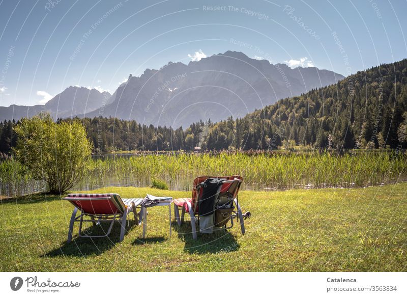 Die Bergkulisse, die Liegestühle auf dem Rasen, der See und das schöne Wetter warten auf Gäste Seeufer Binsen Schilf Berge Alpen Karwendel Berge u. Gebirge