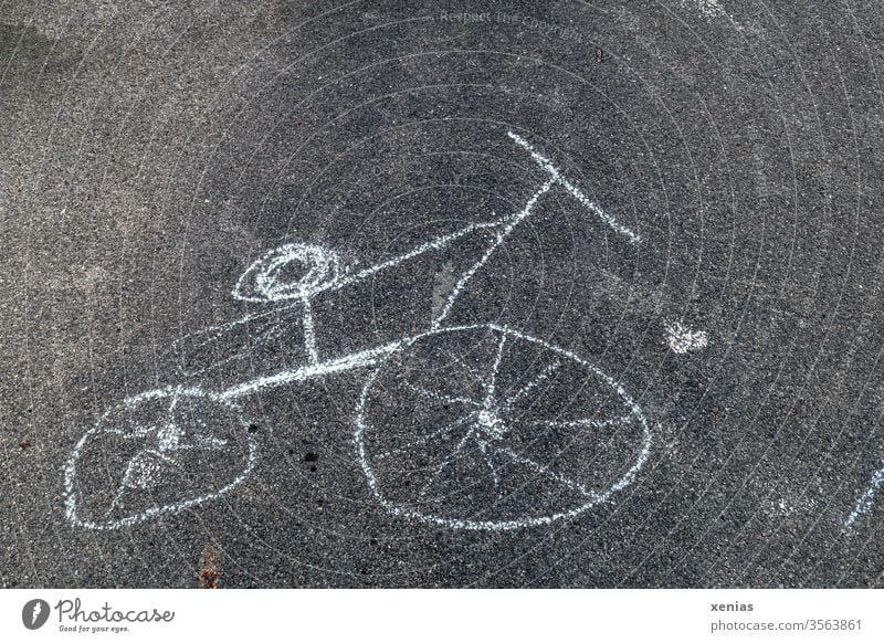 Fahrrad wurde mit Kreide auf den Asphalt gemalt, bei Benutzung Rückenschaden inclusive Rad Zeichnung Kreidezeichnung Straße schwarz weiß krumm Kinderzeichnung