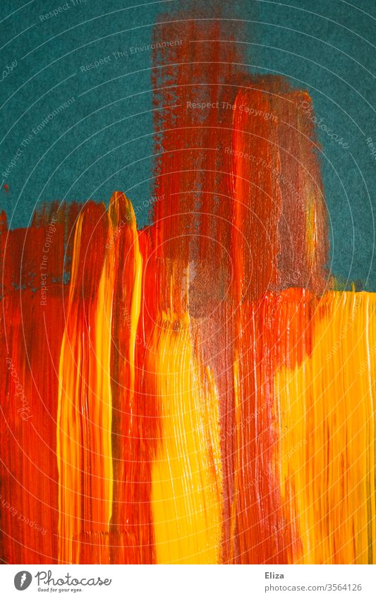 Gelbe und rote Pinselstriche aus Acrylfarbe auf blauem Hintergrund flächig grafisch Striche Feuer abstrakt warm orange gemischt mehrfarbig gelb Struktur textur