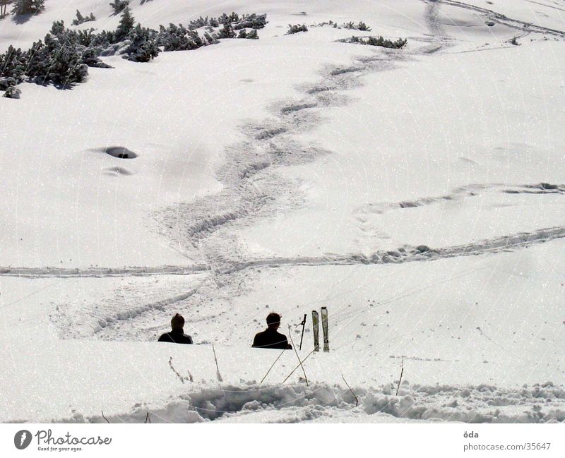 chill im Schnee Winter Skifahren Spuren Ferien & Urlaub & Reisen Skitour Sport wedeln sitzen Pause Tiefschnee Wellenlinie Schneedecke 2 Schönes Wetter weiß