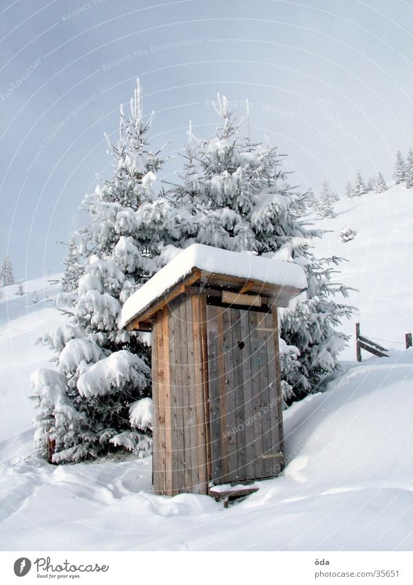 stilles Örtchen Winter Plumpsklo Dorf Schnee historisch Toilette