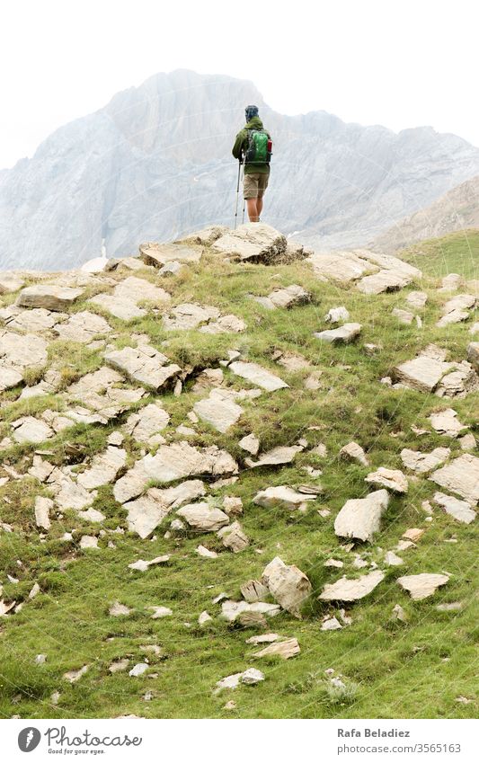 Junger Mann auf dem Gipfel eines Berges mit Blick ins Tal Ferien & Urlaub & Reisen Tourismus Pyrenäen Freiheit Farbfoto mehrfarbig Tag Zentralperspektive