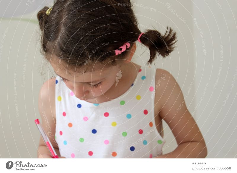 Pünktchen feminin Kind Mädchen Kindheit Kopf Haare & Frisuren Arme 1 Mensch 3-8 Jahre Mode Kleid Accessoire brünett Zopf Schreibstift zeichnen schreiben