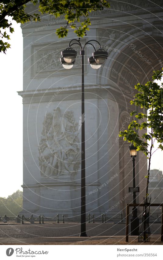Morgen in Paris Frankreich Hauptstadt Stadtzentrum Sehenswürdigkeit Wahrzeichen Denkmal Arc de Triomphe ästhetisch grau friedlich ruhig Morgendämmerung