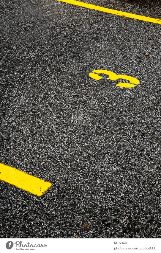 Mutiger Parkplatz mit der Nummer drei fett gelb Hintergrund Linien Kontrast Ziffern & Zahlen Verkehrswege Schilder & Markierungen Asphalt Parkhaus Menschenleer