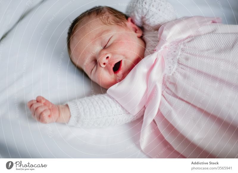 Neugeborenes Mädchen gähnt in Krippe neugeboren gähnen Baby Babybett Kinderbett bezaubernd Lügen schlafen niedlich gemütlich Kleid Säugling unschuldig ruhen