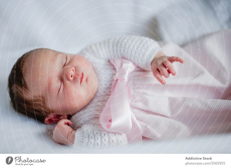 Neugeborenes Mädchen schläft in Krippe neugeboren schlafen Baby Babybett Kinderbett bezaubernd Lügen niedlich gemütlich Kleid Säugling unschuldig ruhen