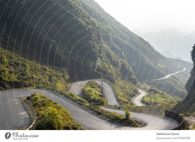 Beeindruckende Kulisse einer Serpentinenstraße in den Bergen Straße Berge u. Gebirge Landschaft erstaunlich Nebel geschlängelt Hochland Morgen Sommer Vietnam