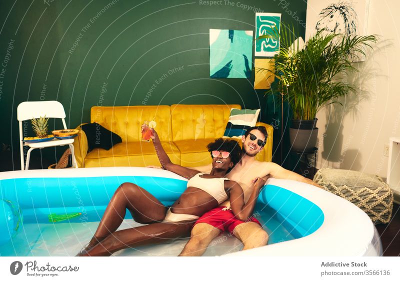 Inhalt multiethnisches Paar ruht sich im aufblasbaren Pool aus Party zu Hause bleiben Spaß haben Selbstisolierung verliebt soziale Distanzierung Wasser