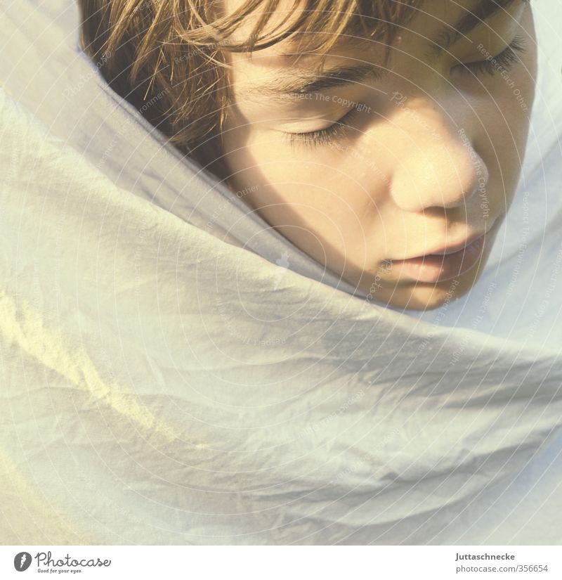Nein, keine Angst...... Mensch maskulin Junge Kindheit Jugendliche Kopf Gesicht 13-18 Jahre leintuch schlafen weiß ruhig träumen Müdigkeit Einsamkeit Schutz