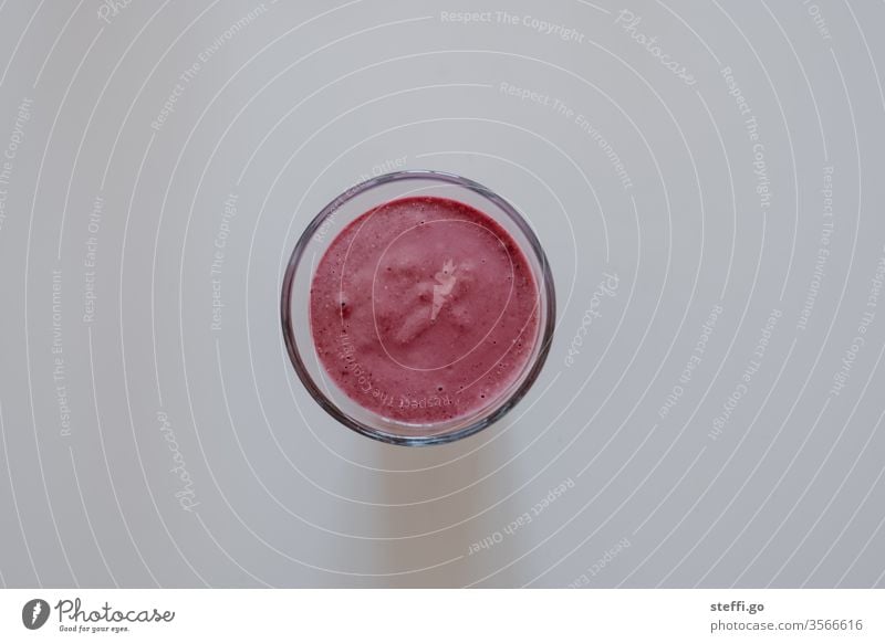 rosa Saft im Glas auf neutralem Hintergrund aus der Vogelperspektive trinken essen und trinken Gesundheit Gesunde Ernährung gesund smoothie rot Lebensmittel