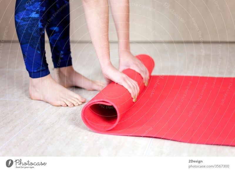 Nahaufnahme eines jungen Mädchens, das die Yogamatte aufrollt Übung Unterlage Frau Fitness aktiv Körper schön Klasse Gerät Lifestyle Hintergrund Erholung