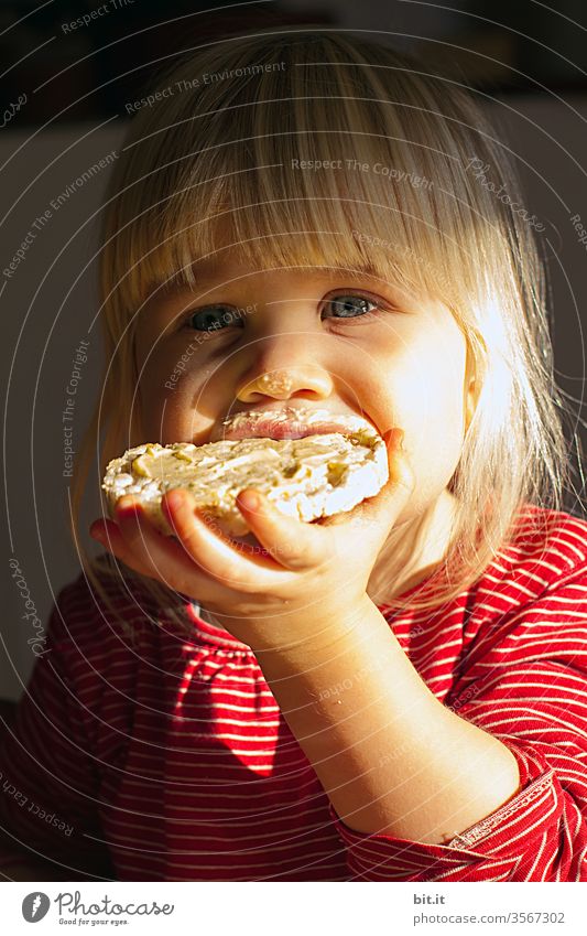 Wörtlich genommen l ich laß mir nicht die Butter vom Brot nehmen Butterbrot Kind Kleinkind Mädchen Essen genießen Ernährung Lebensmittel Frühstück lecker