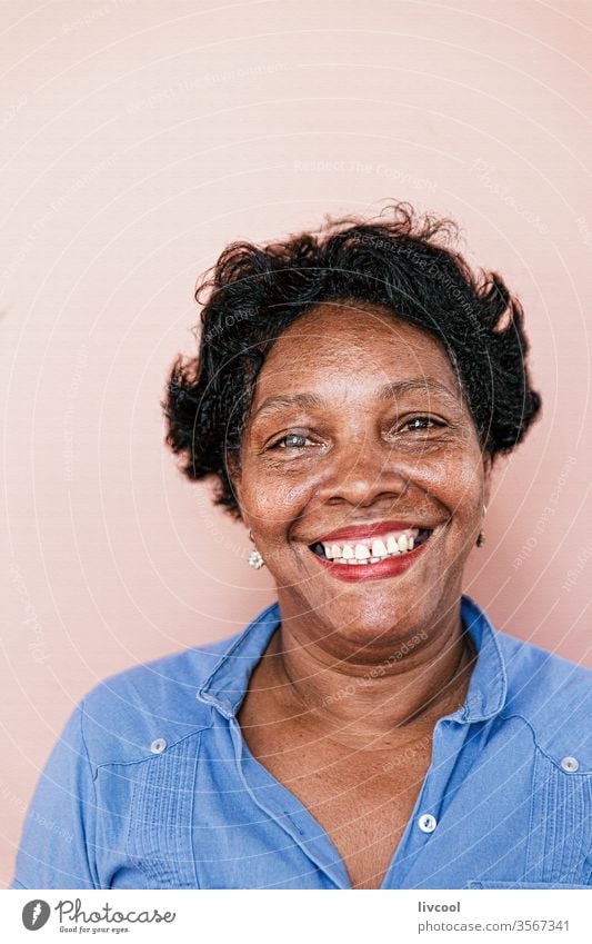 lächelnde kubanische Dame, Kuba blau Gesicht Menschen Porträt eine Person Nizza hübsch rosa Wand Karibik Insel Kubanerin Großmutter Straße echte Menschen