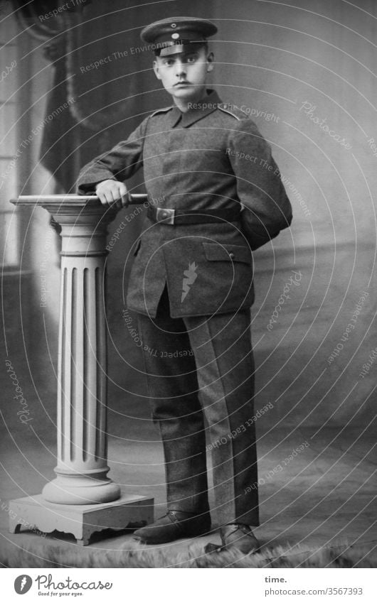 Säule der Gesellschaft mann portrait posing uniform jacke kappe kleidung dienstkleidung damals früher alt nostalgie berufskleidung polizei interieur säule