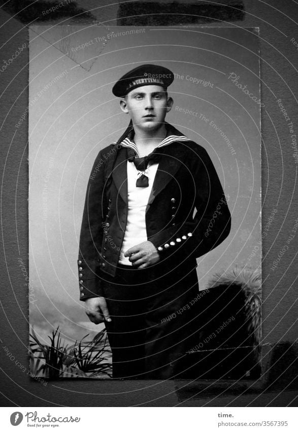 für's Familienalbum mann matrose portrait fotoatelier posing uniform jacke kappe kleidung dienstkleidung damals früher alt nostalgie militär knöpfe seefahrt