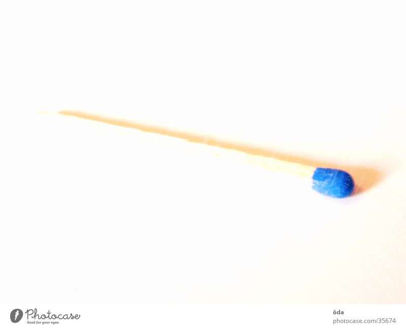 Der Feuerstock Streichholz anzünden brennen Physik Überbelichtung obskur Streicholz Brand Flamme Wärme blau