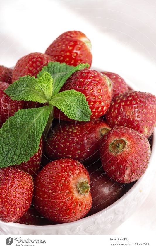 Gesunde und frische Erdbeeren in Schale mit Minze Frucht rot organisch Lebensmittel Vitamin Nahaufnahme Hintergrund Gesundheit süß Frische Sommer Vegetarier