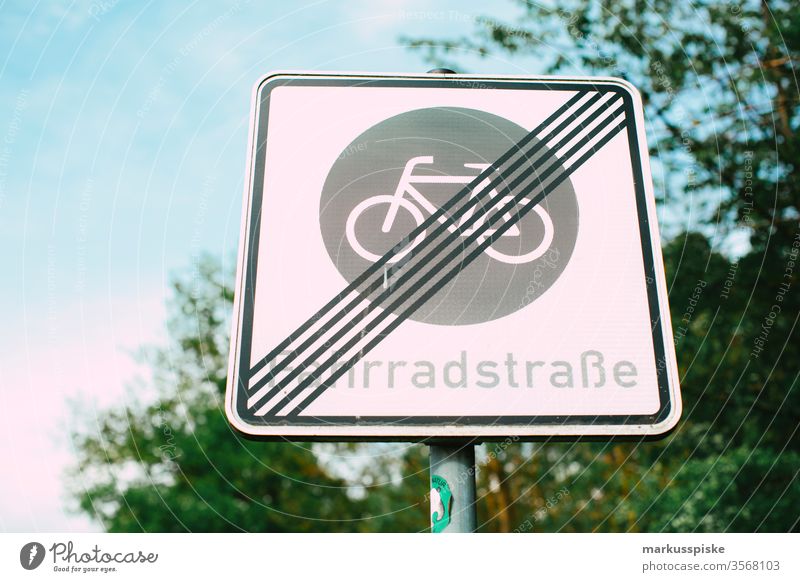 Fahrradstraße Verkehrsschild Fahrradstrasse Schilder & Markierungen Hinweisschild Rad umweltfreundlich emissionsfrei nachhaltig