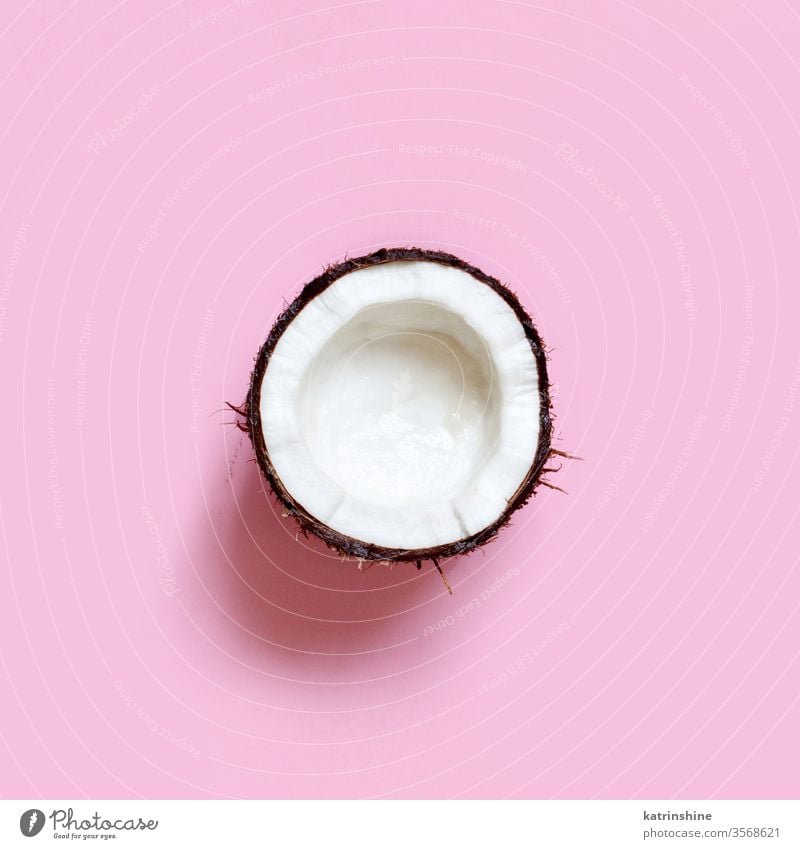Kokosnussstück auf hellrosa Hintergrund Keton Frucht Draufsicht Pastell Bestandteil Nut Ernährung Veganer Vegetarier Veggie weiß süß Gesundheit Keto-Diät
