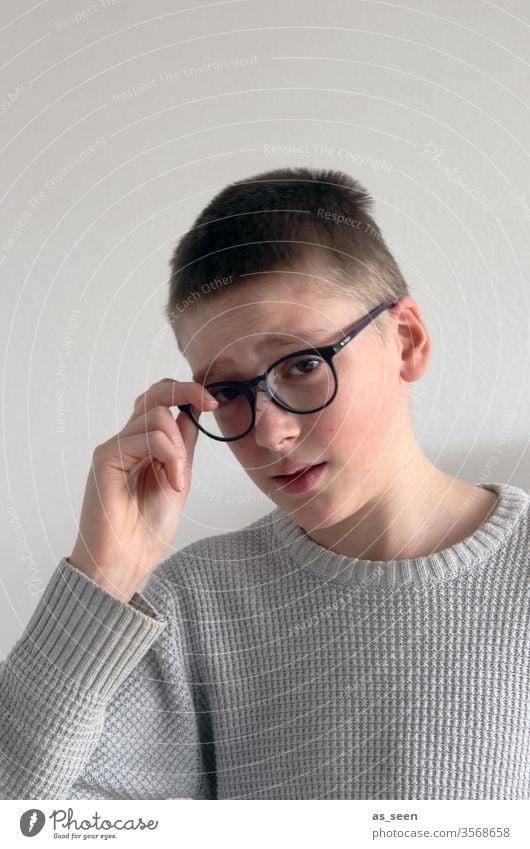 Junge mit Brille Hand überlegen nachdenken konzentrieren Denken Blick Porträt Gesicht Auge Haare & Frisuren Gedanke Gefühle Kopf Konzentration Mensch