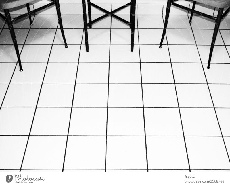Schicke Fliesen – schöne Beine – schöne Stühle – schicker Tisch Küche Kacheln Fußboden Menschenleer Stuhl Fliesen u. Kacheln Häusliches Leben Wohnung