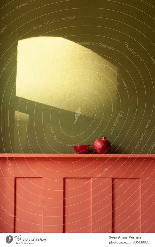 Komplimentär Kontrast/  Grün- Rot wohnen Wohnung Innenaufnahme Innenarchitektur Farbe Farbkombination grün rot Granatapfel Obst Frucht Ernährung Essen Frühstück