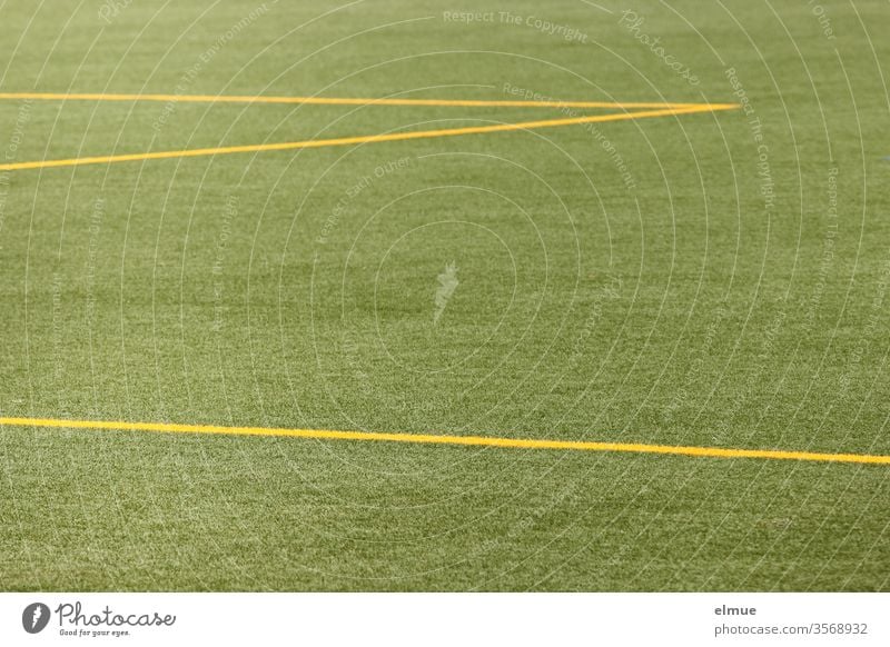 Teilansicht von einem grünen Fußballrasen mit gelben Linien Rasen Abgrenzung Spielfeld Geometrie Aufteilung Fußballplatz Sportplatz Ballsport Spielen Spielrasen