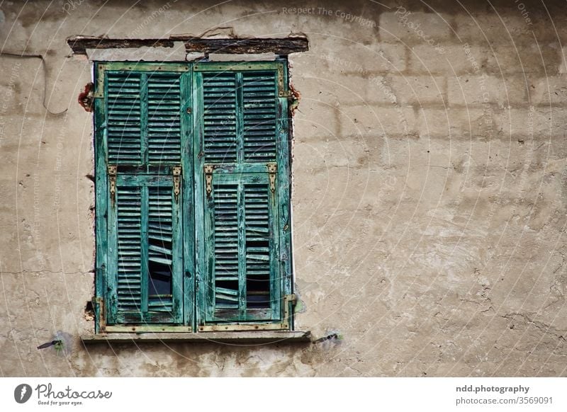 Verfallener Fensterladen an unverputzter Mauer Fassade alt Wand verfallen verfallenes Haus kaputt Vergänglichkeit Farbfoto Menschenleer Gedeckte Farben Ruine