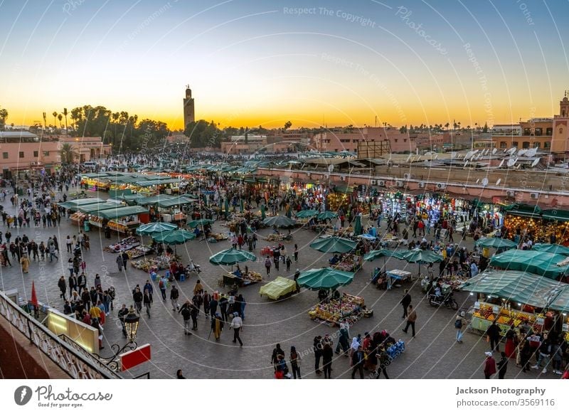 Hauptmarktplatz namens Jama El Fna in Marrakesch, Marokko marrakech Markt Menschen Moschee jamaa Anziehungskraft alt Minarett Lebensmittel überfüllt