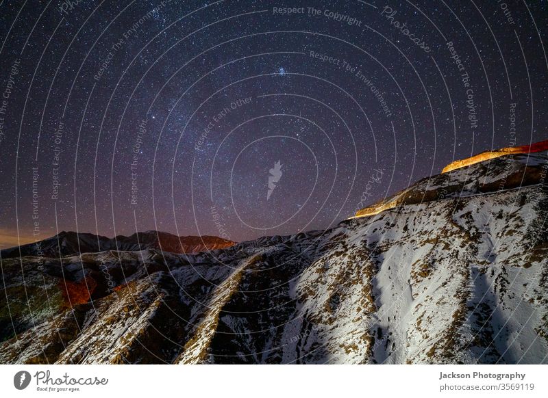 Erstaunlicher Nachthimmel im Hohen Atlas-Gebirge, Marokko Himmel Berge u. Gebirge hoher Atlas hoch gelb Straße Milchstrasse Winter Schnee lang Belichtung