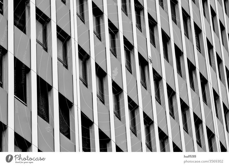 monotone Aussenfassade eines Hochhauses Monotonie Hochhausfassade Fassade Fenster Einsamkeit Stadt hässlich Architektur Linie modern komplex Gebäude Ordnung
