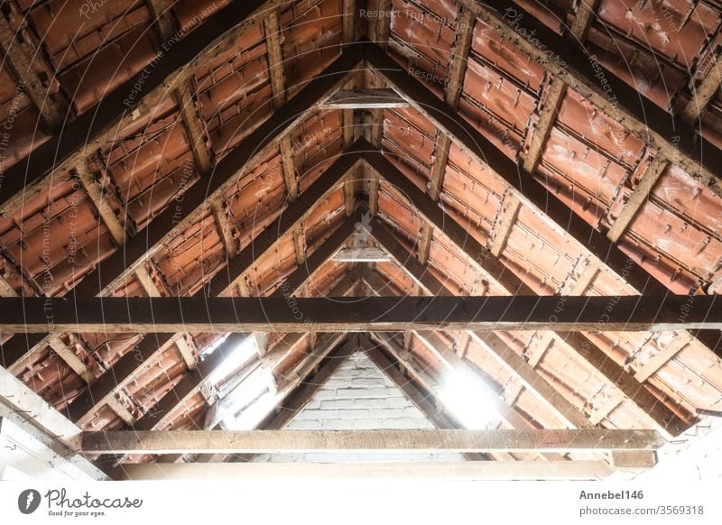 Blick auf die Decke einer alten Scheune mit alten Dachziegeln und Holzbalken Hintergrund Grunge Design abstrakt Rahmen retro Haus Muster Sport altehrwürdig