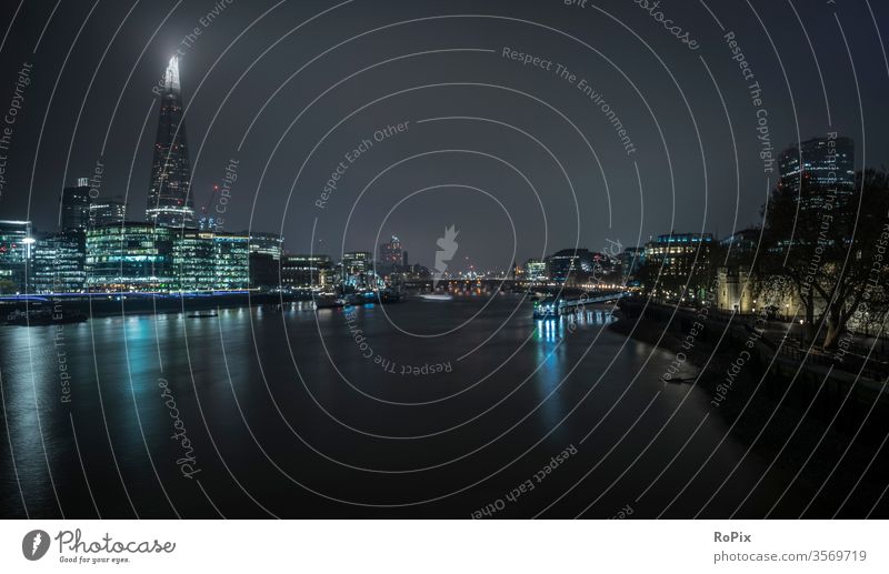 London von der Tower Bridge bei Nacht. Skyline Brücke Stadt Zentrum Stadtzentrum river Hochhaus Wolkenkratzer Reflektion Technik Architektur Stimmung downtown