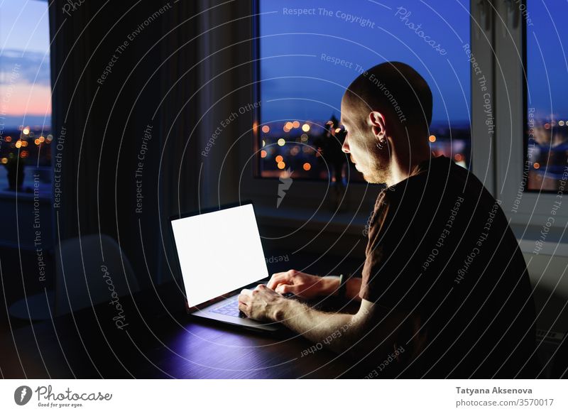 Mann arbeitet nachts von zu Hause am Laptop arbeiten heimwärts Nacht Business Computer Internet Notebook Schlafstörung Sucht Drahtlos Mitteilung dunkel Sitzen